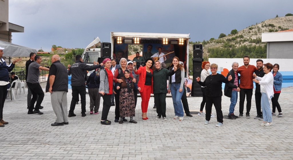 İlimiz yerel sanatçıları Müdürlüğümüze bağlı Hilmi-Hafize Evin Huzurevi Yaşlı Bakım ve Rehabilitasyon Merkezine ziyarette bulunarak müzik dinletisi gerçekleştirdi