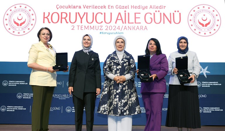 Emine Erdoğan Hanımefendi ve Bakanımız Mahinur Özdemir Göktaş, Gönül Elçileri ve koruyucu ailelerle bir araya geldi